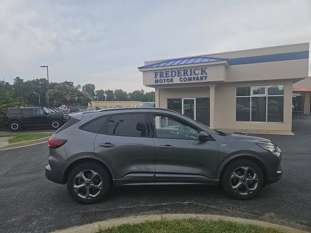 Used 2023 Ford Escape ST-Line w/ Tech Pack #1 AWD/4WD image 3