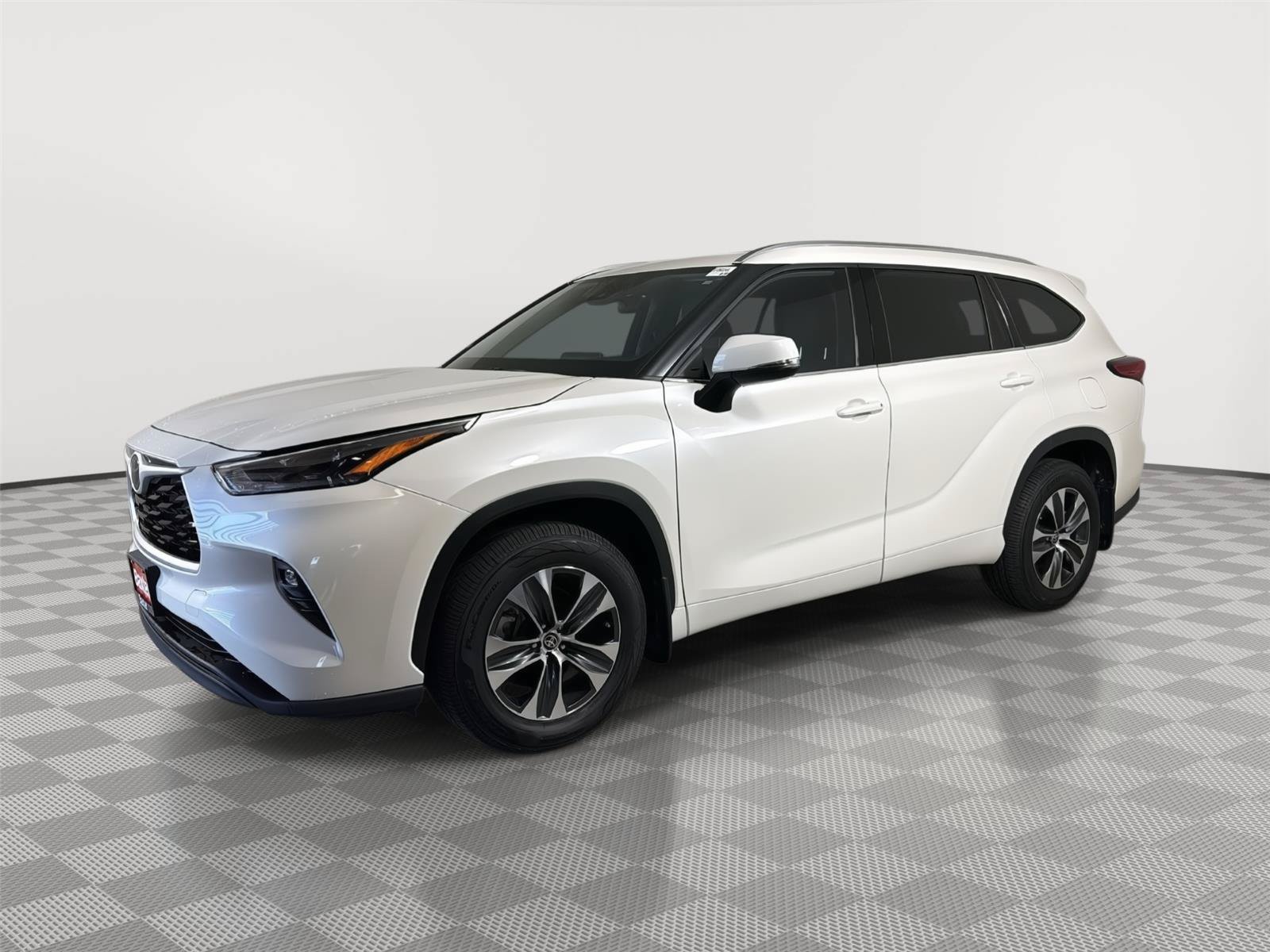 Used 2021 Toyota Highlander XLE AWD/4WD image 3