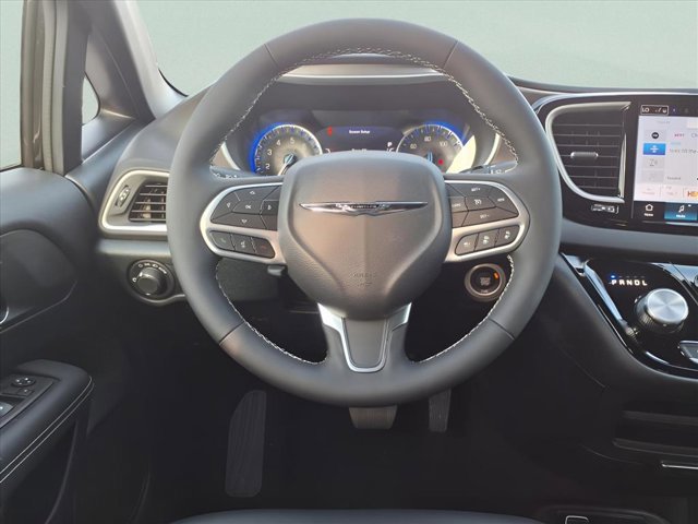 New 2025 Chrysler Voyager LX image 18