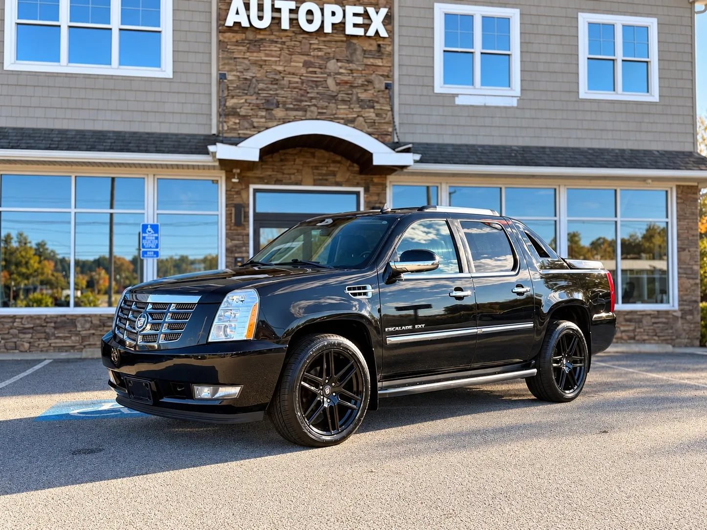 Used 2011 Cadillac Escalade EXT Luxury AWD/4WD image 2