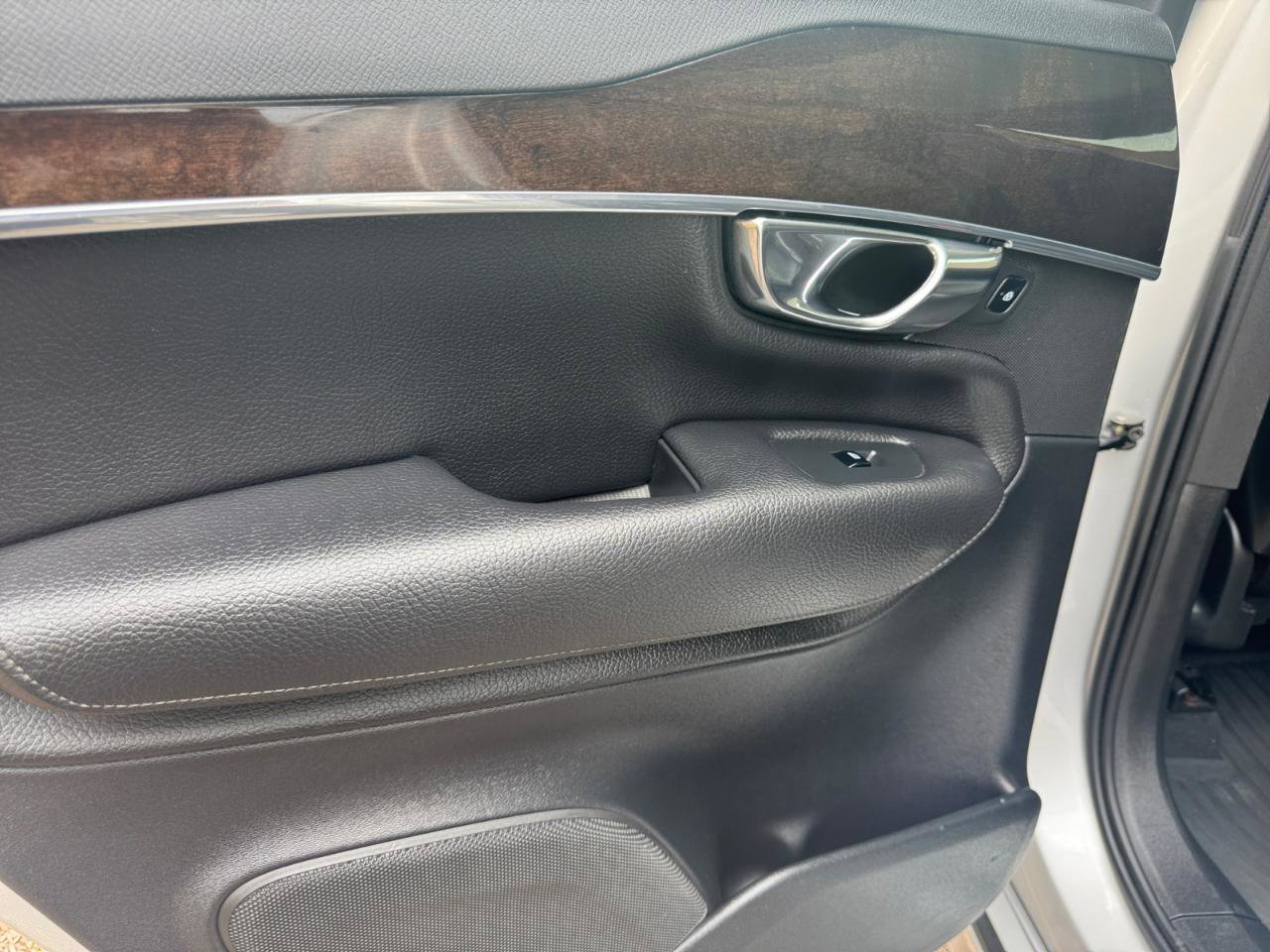 Used 2016 Volvo XC90 T6 Momentum w/ Momentum Plus Package image 27