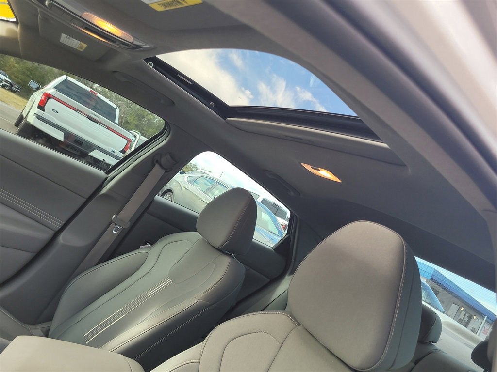 Used 2022 Hyundai Elantra SEL w/ Convenience + Premium Package image 17