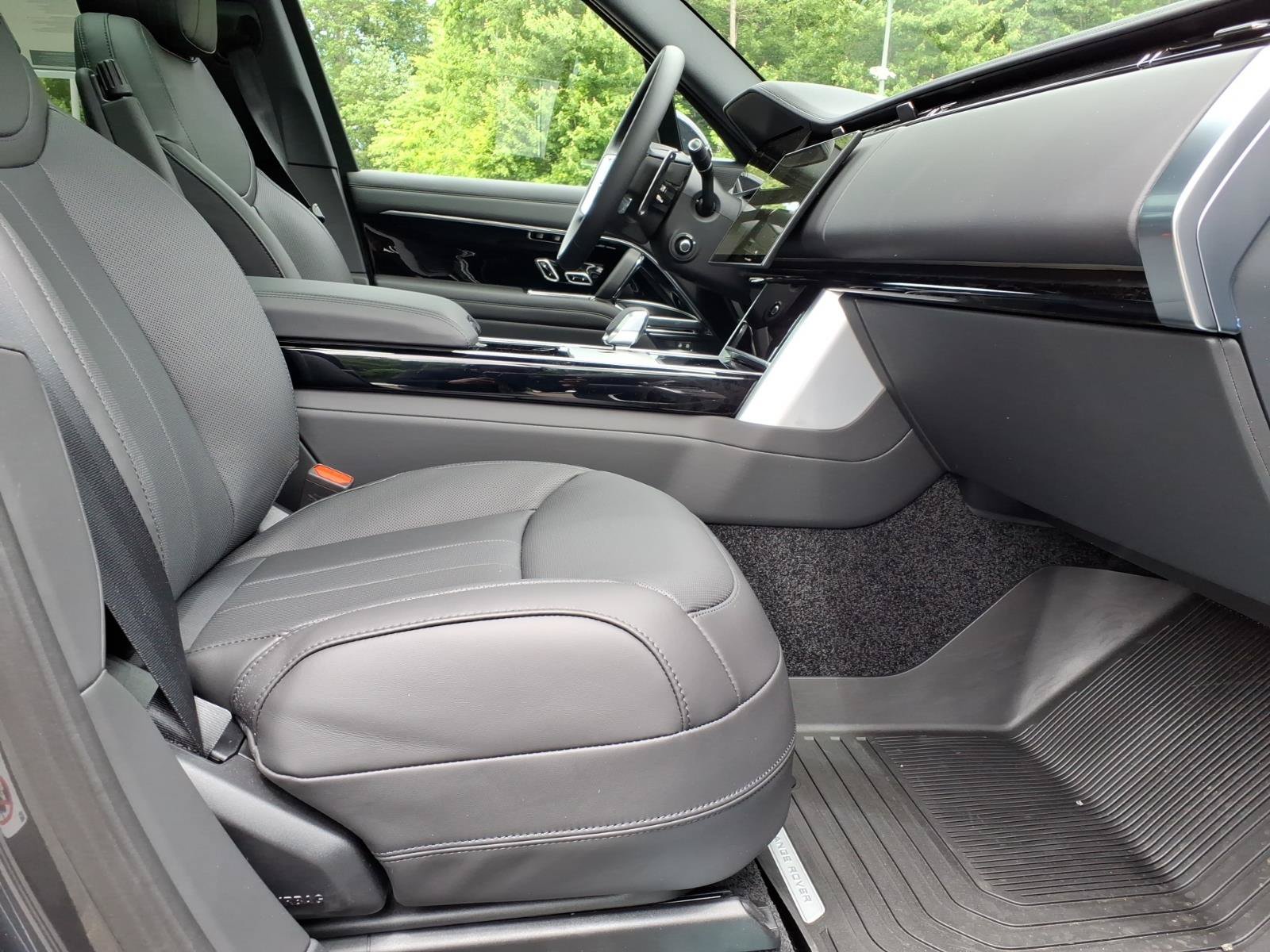 New 2026 Land Rover Range Rover Long Wheelbase SE AWD/4WD image 3