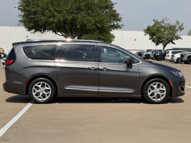 Used 2018 Chrysler Pacifica Touring-L w/ Tire & Wheel Group FWD image 3