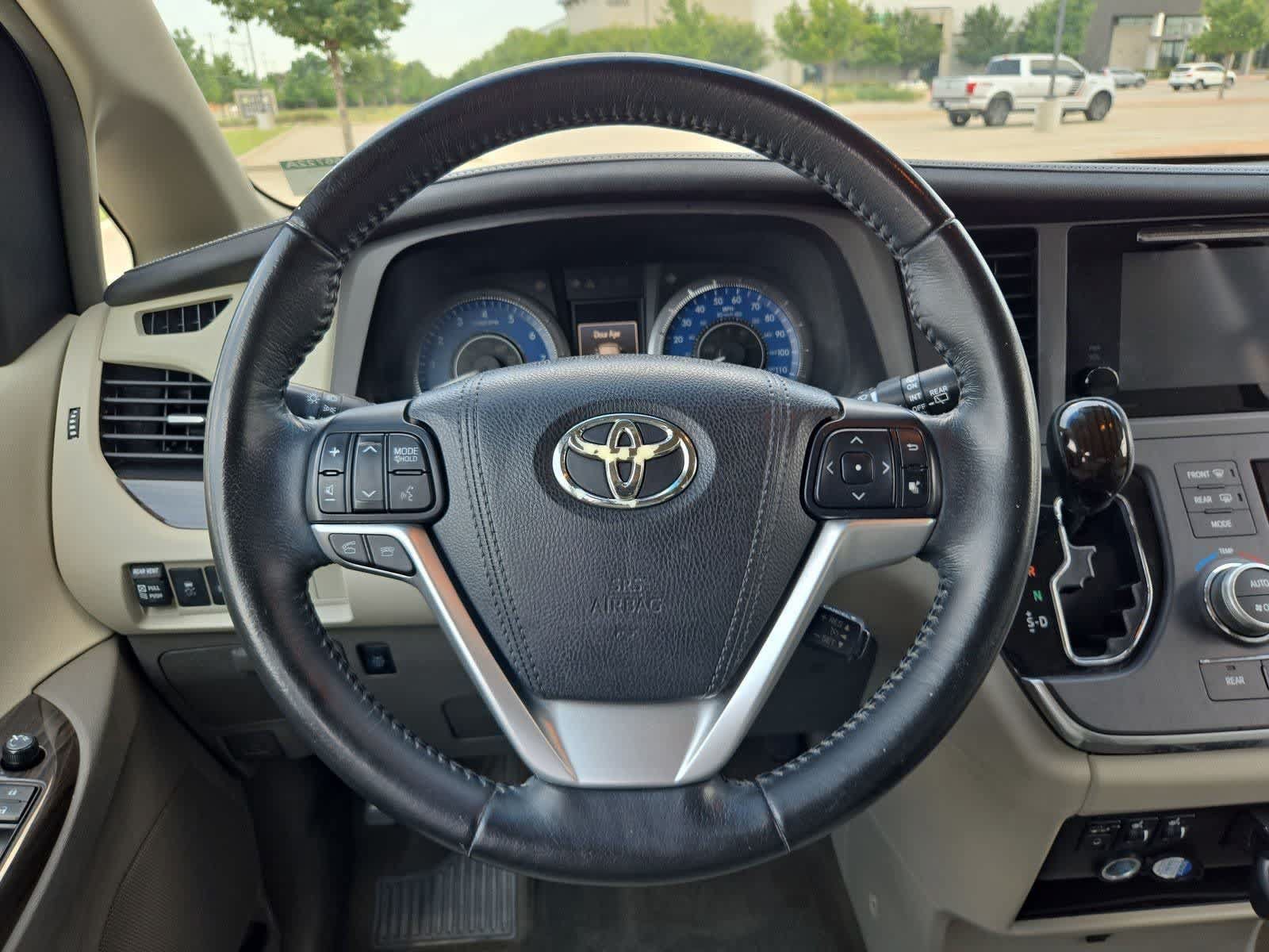 Used 2015 Toyota Sienna XLE w/ XLE Navigation Package FWD image 23
