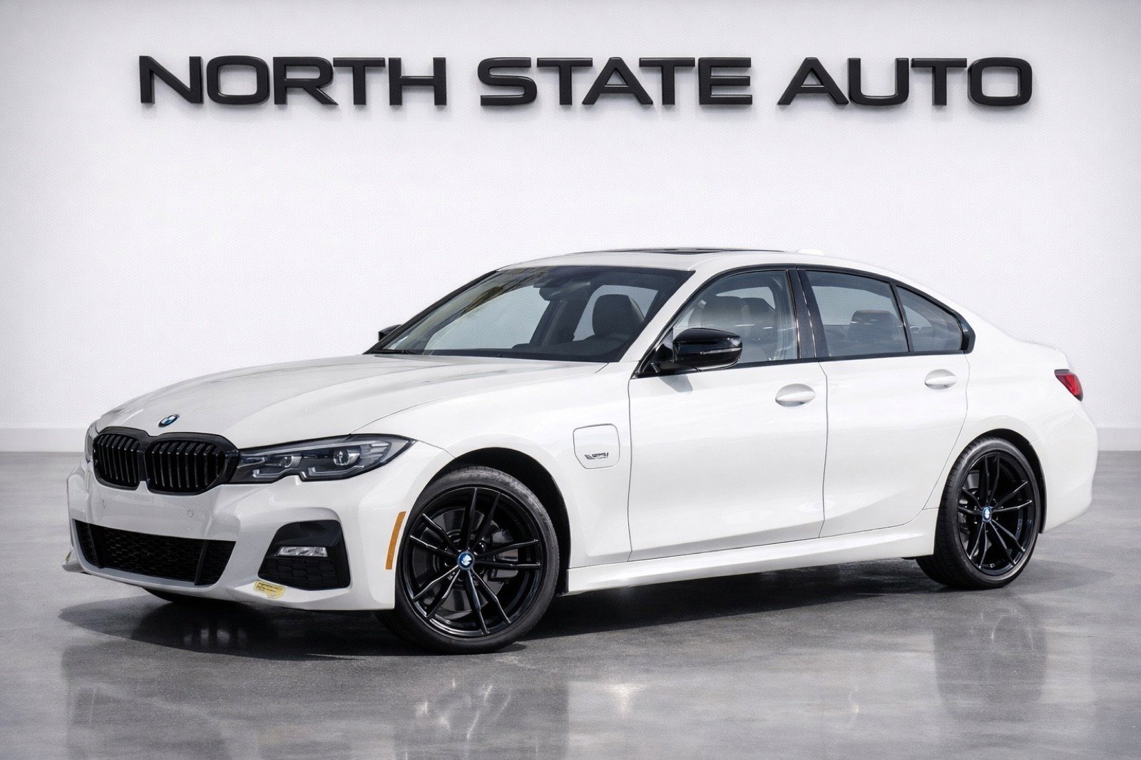 Used 2022 BMW 330e w/ M Sport Package image 1