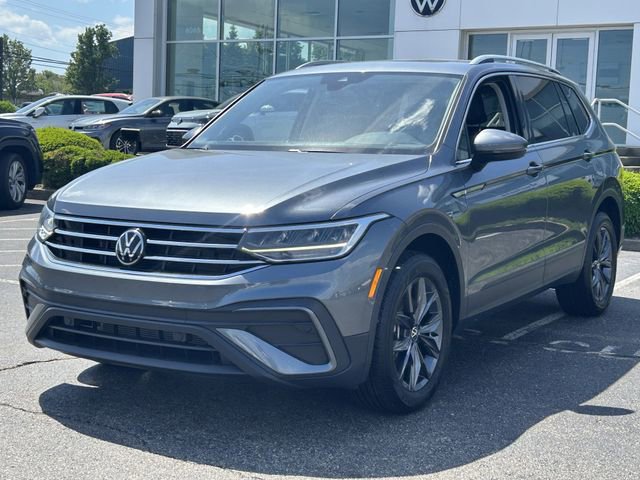 Certified 2023 Volkswagen Tiguan SE w/ Panoramic Sunroof Package FWD image 3