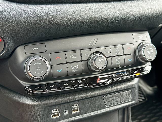 Used 2025 Dodge Durango AWD w/ Technology Group image 16