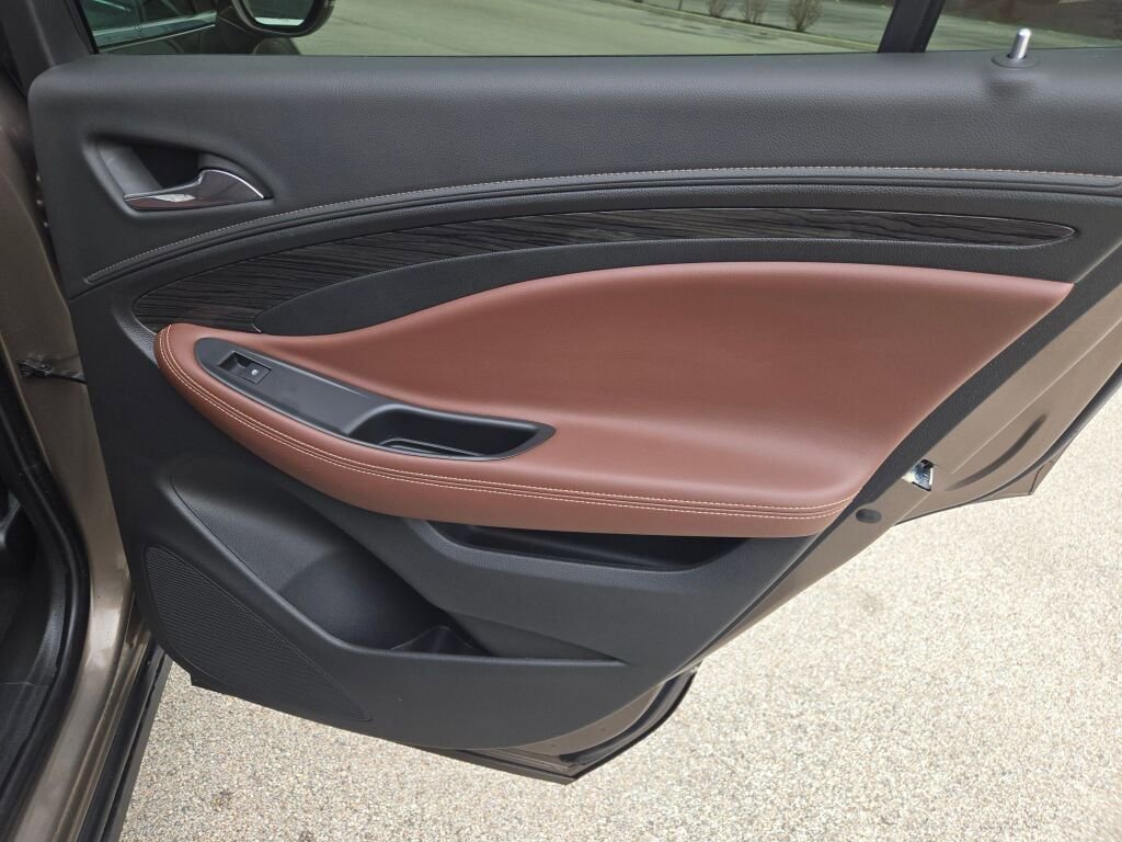 Used 2017 Buick Envision Essence image 9