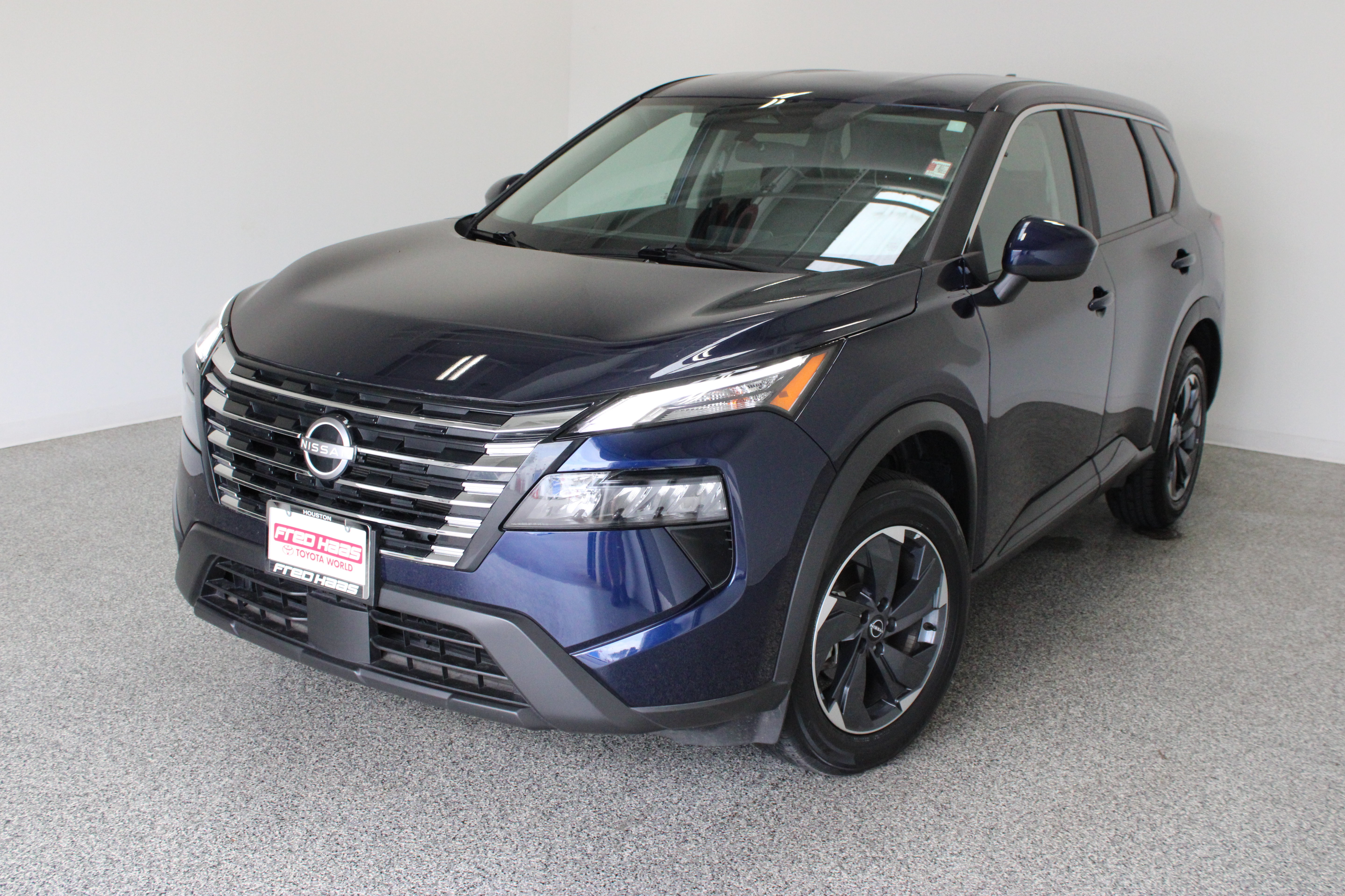 Used 2025 Nissan Rogue SV FWD image 2