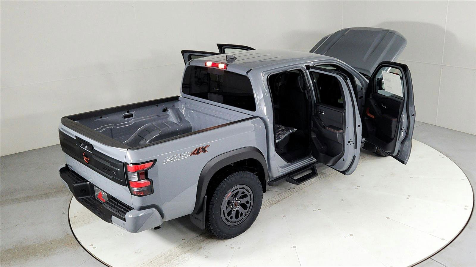 Used 2025 Nissan Frontier PRO-4X image 25