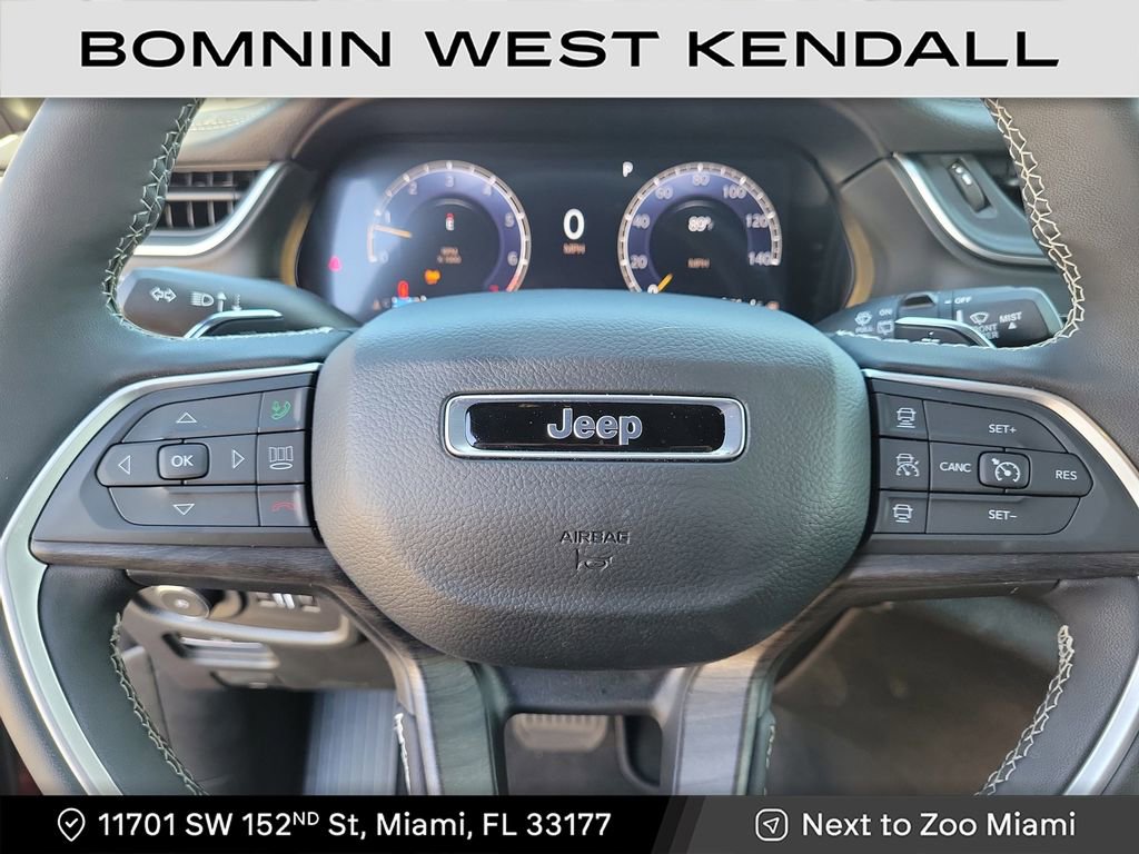 Used 2025 Jeep Grand Cherokee Limited w/ Black Appearance Package image 11