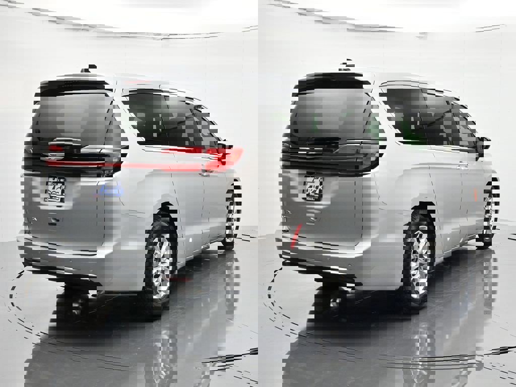 New 2026 Chrysler Pacifica Select image 5