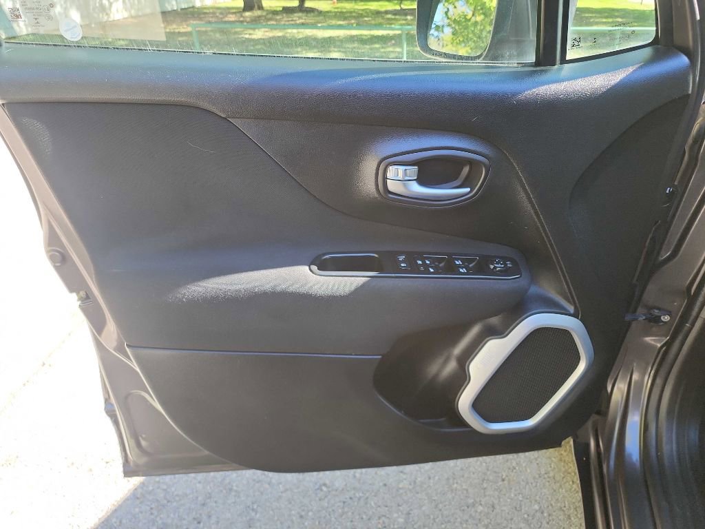 Used 2018 Jeep Renegade Latitude image 13