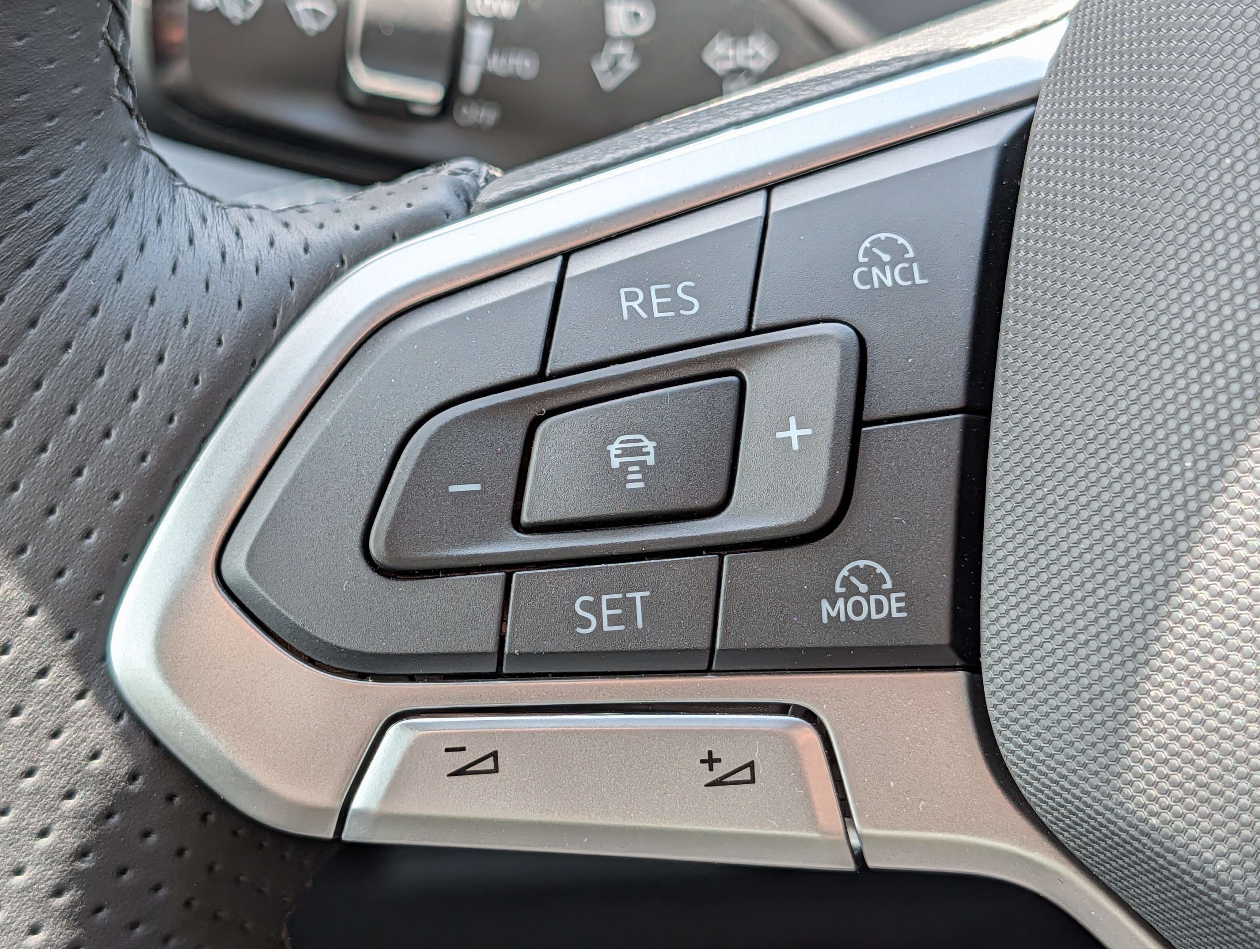 Certified 2026 Volkswagen Tiguan SE R-Line AWD/4WD image 30