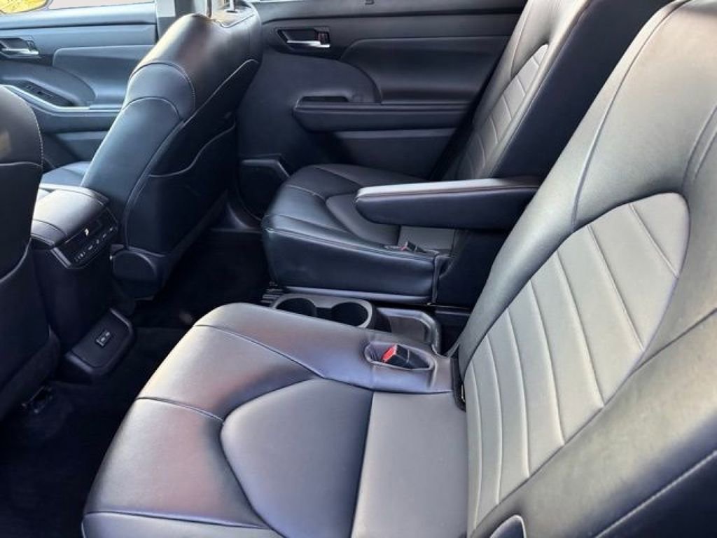 Used 2022 Toyota Highlander XLE AWD/4WD image 7