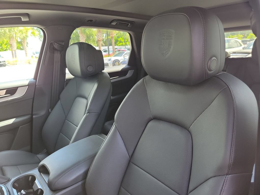 Certified 2025 Porsche Cayenne AWD/4WD image 5