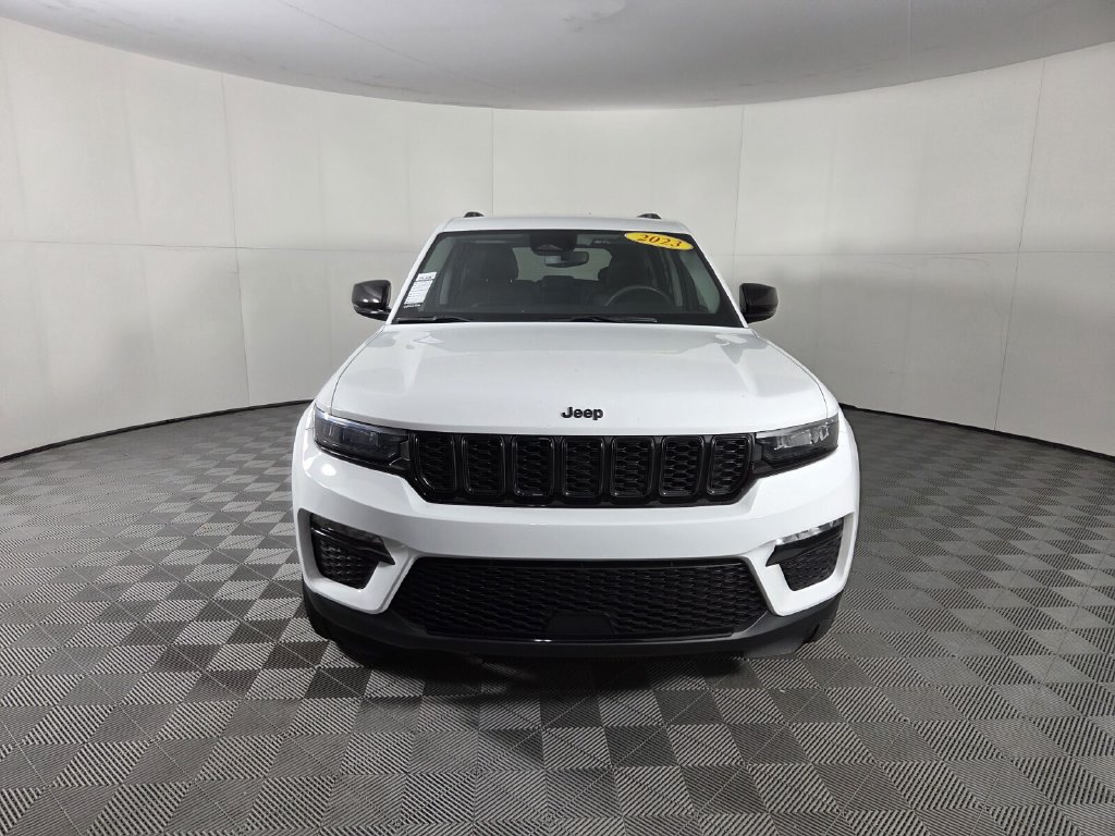 Used 2023 Jeep Grand Cherokee Limited w/ Black Appearance Package AWD/4WD image 3