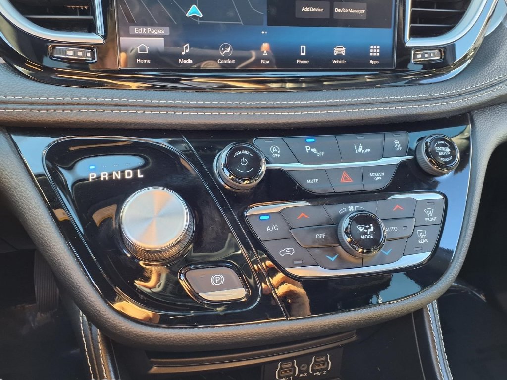 Used 2025 Chrysler Pacifica Limited FWD image 10