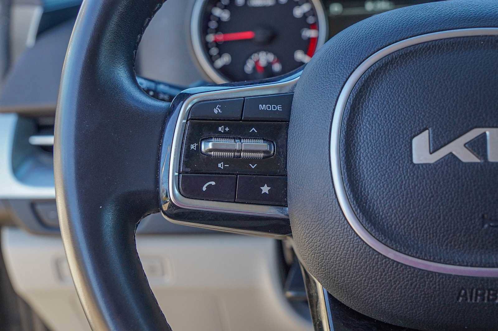 Certified 2024 Kia Carnival LX image 13