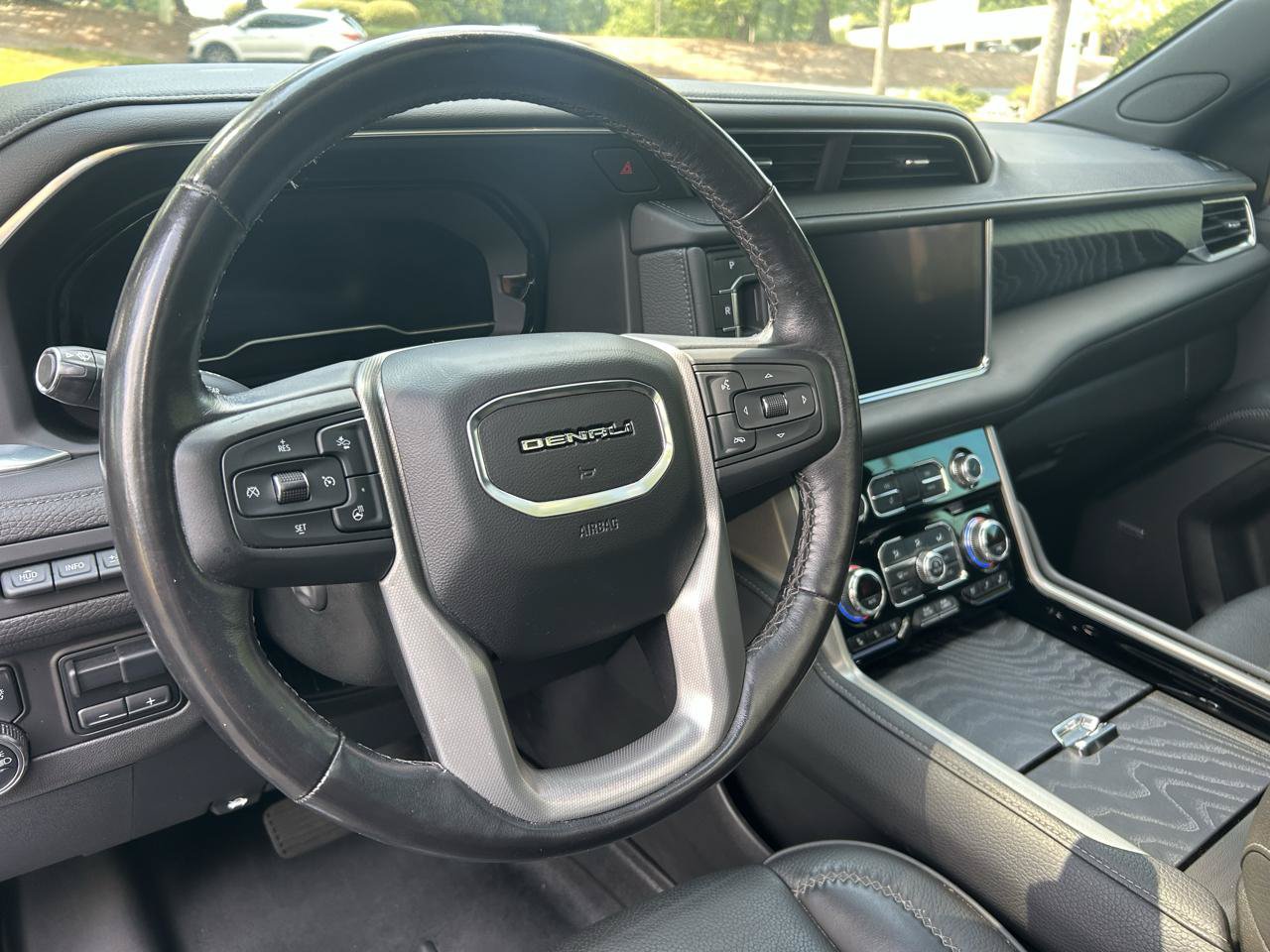 Used 2022 GMC Yukon Denali w/ Denali Premium Package AWD/4WD image 13