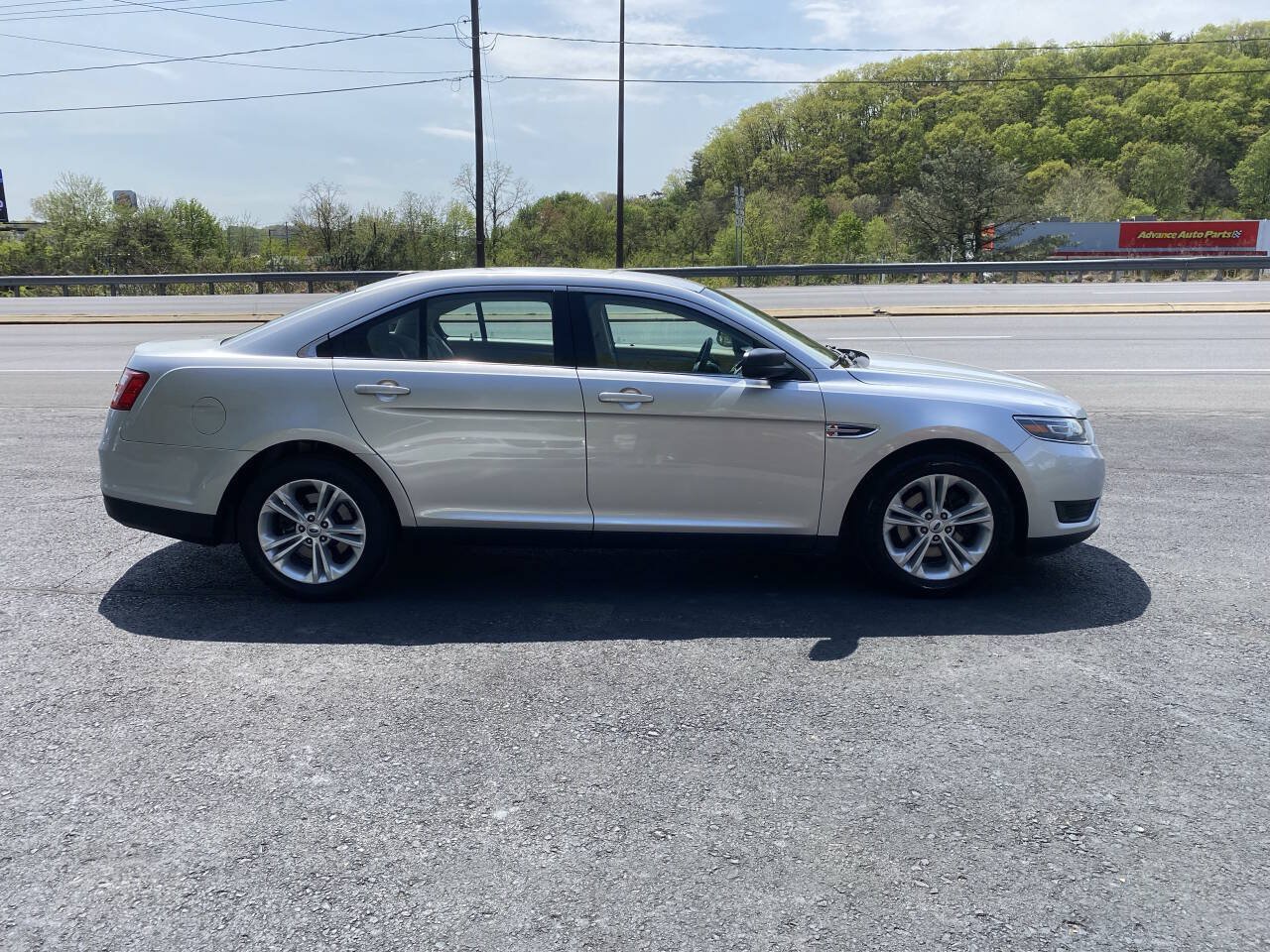 Used 2017 Ford Taurus SE FWD image 5
