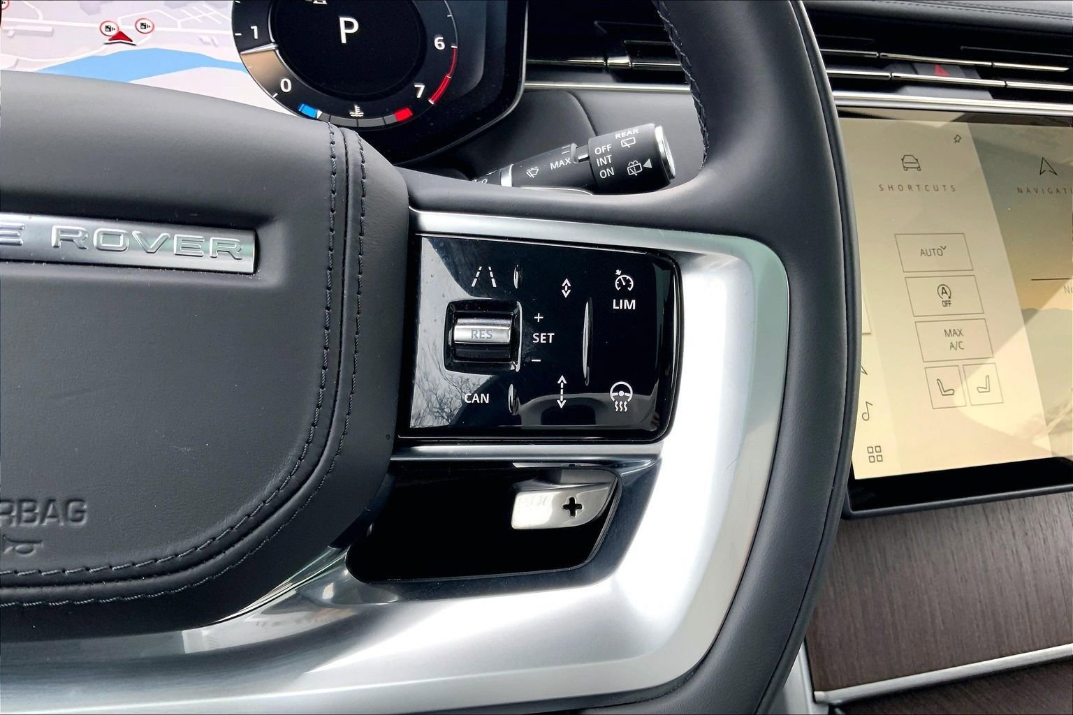 Used 2025 Land Rover Range Rover SE image 24