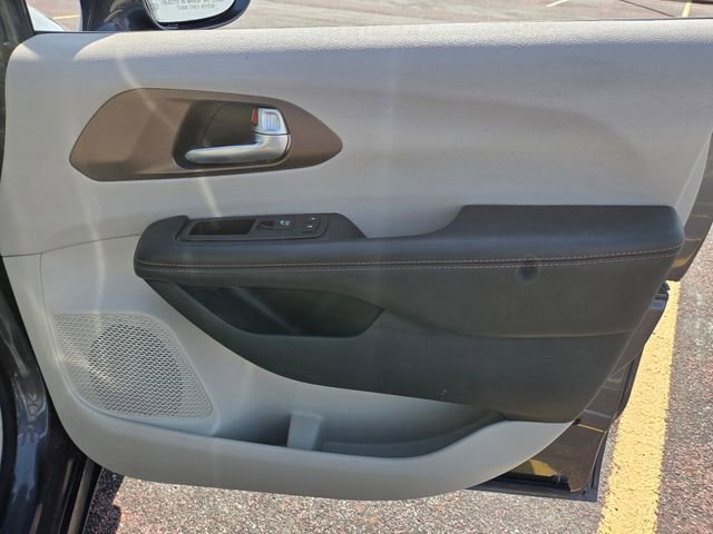 Used 2018 Chrysler Pacifica Touring-L FWD image 37