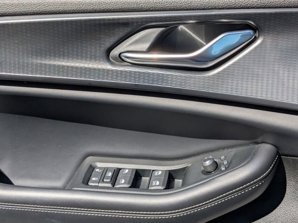 Used 2025 Jeep Grand Cherokee Altitude image 13