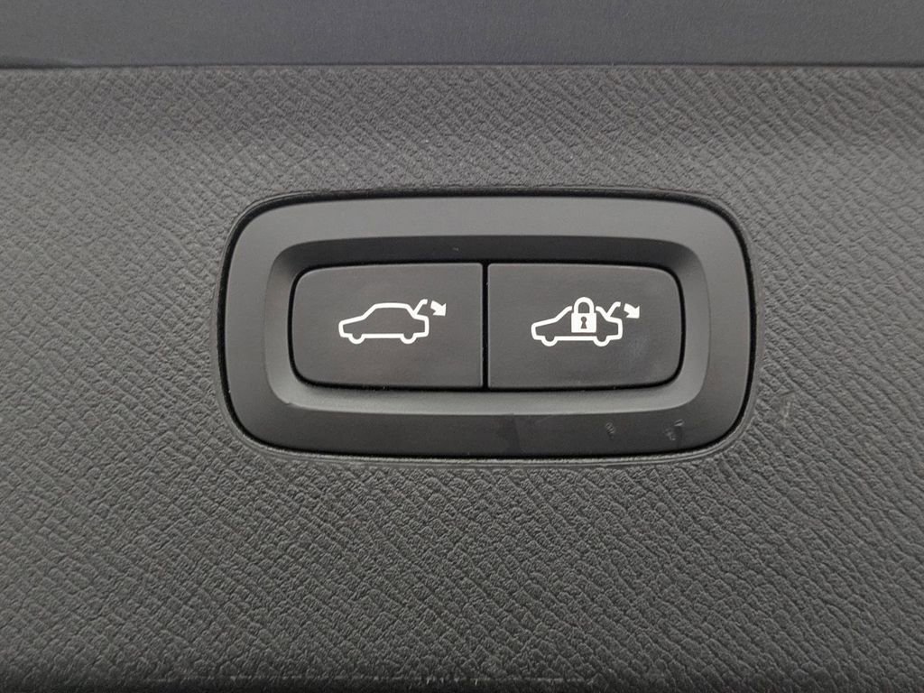 Used 2016 Volvo XC90 T5 Momentum image 11