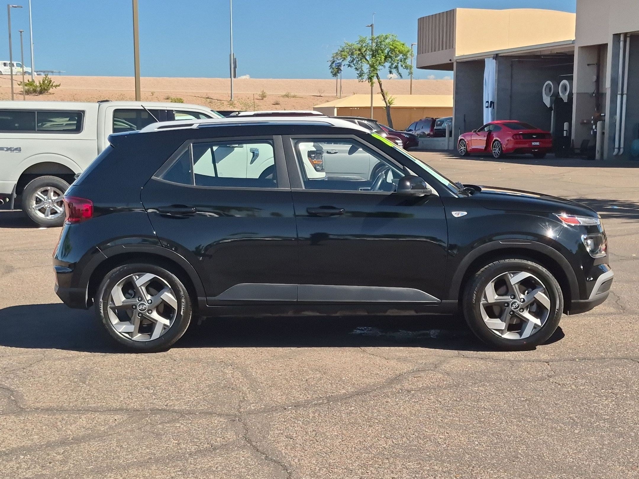 Used 2025 Hyundai Venue SEL FWD image 4