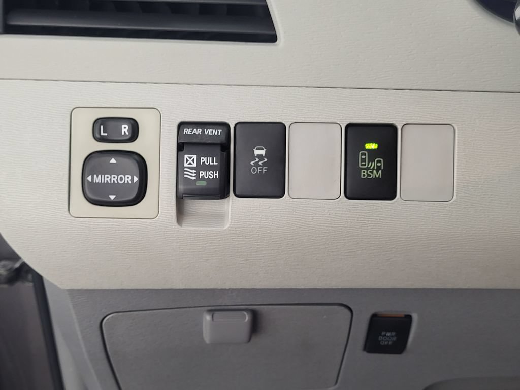 Used 2014 Toyota Sienna XLE FWD image 24