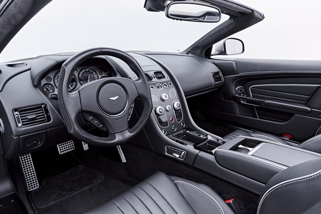 Used 2016 Aston Martin DB9 GT RWD image 2