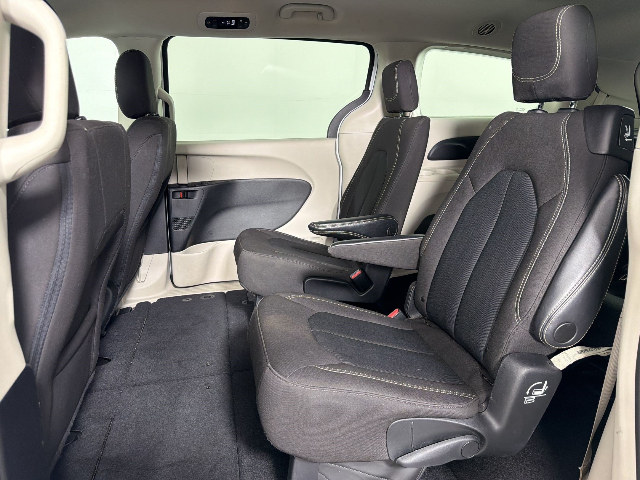 Used 2023 Chrysler Voyager LX FWD image 12