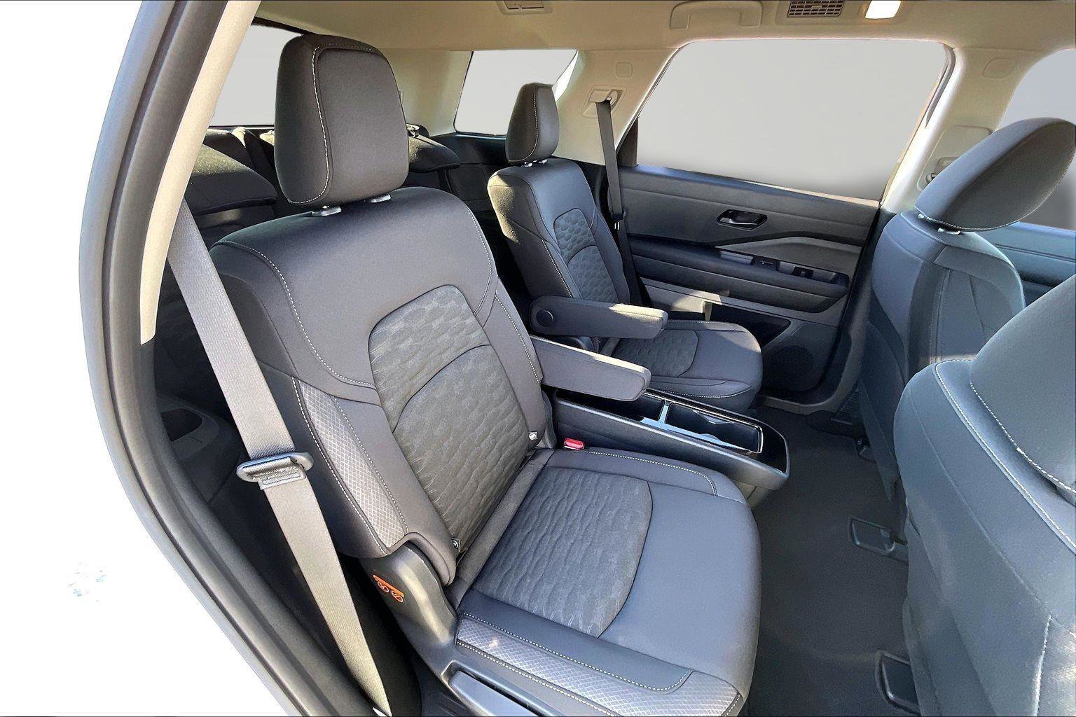 Used 2025 Nissan Pathfinder SV w/ SV Premium Package image 27