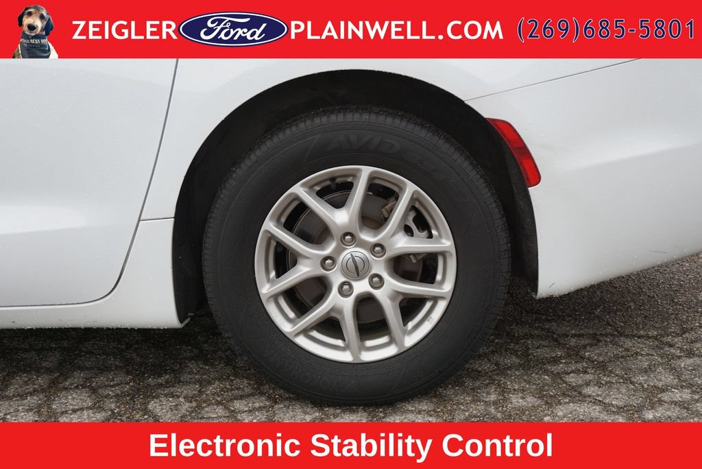 Used 2024 Chrysler Pacifica Touring-L FWD image 9