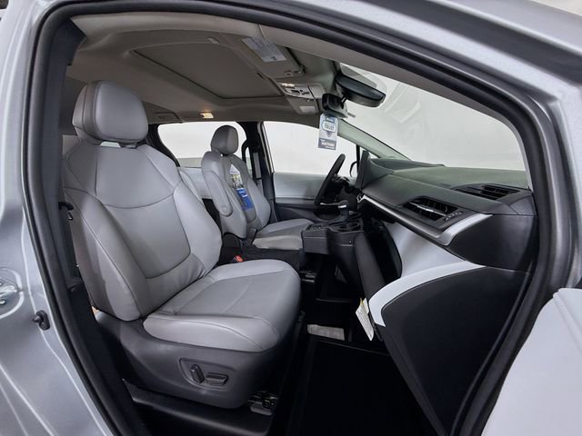 Used 2025 Toyota Sienna XLE w/ XLE Plus Package FWD image 23