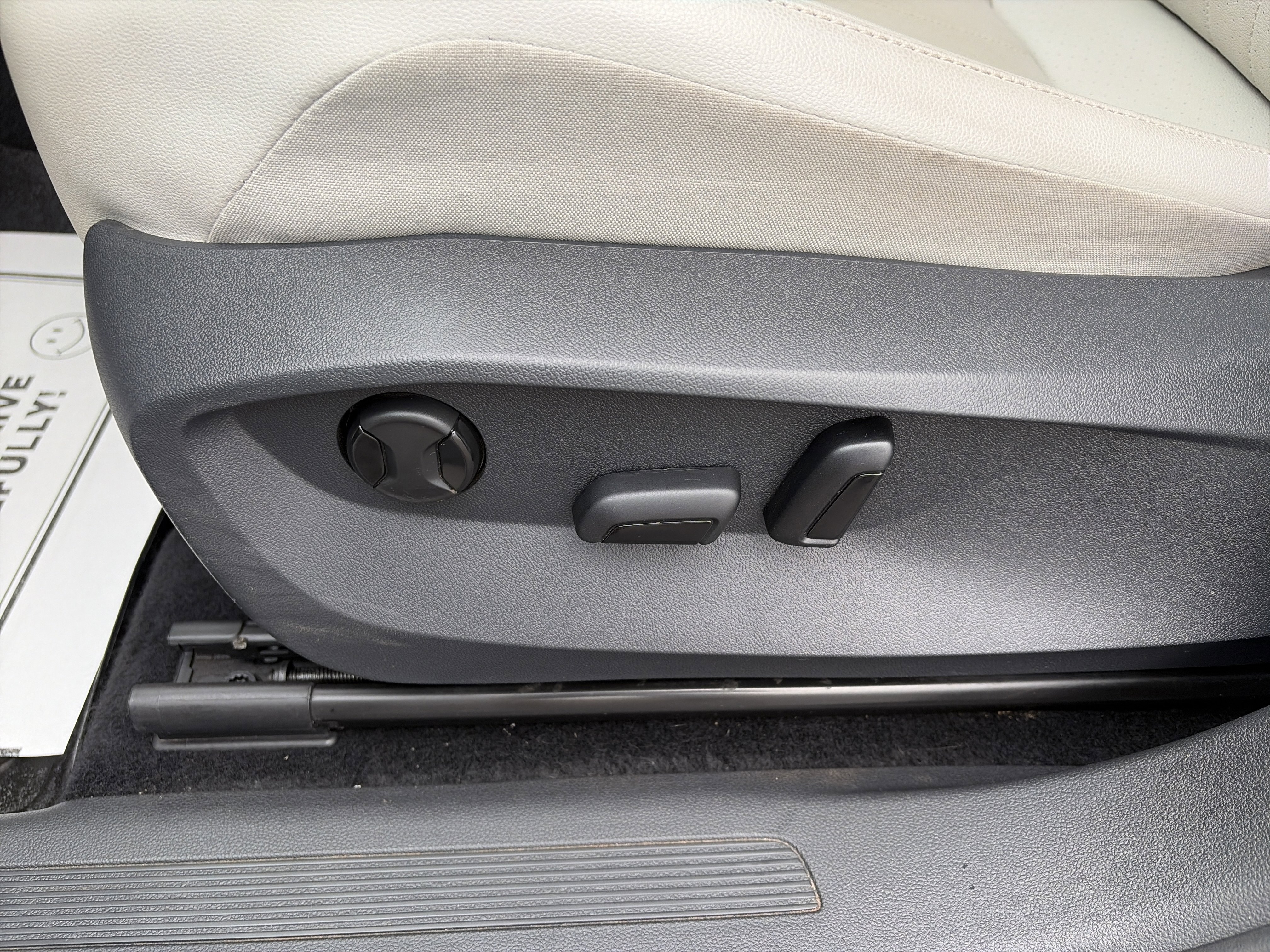 Used 2022 Volkswagen Tiguan SE image 13