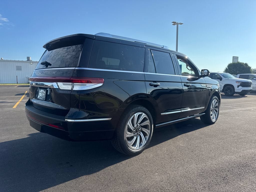 Used 2023 Lincoln Navigator Reserve AWD/4WD image 6