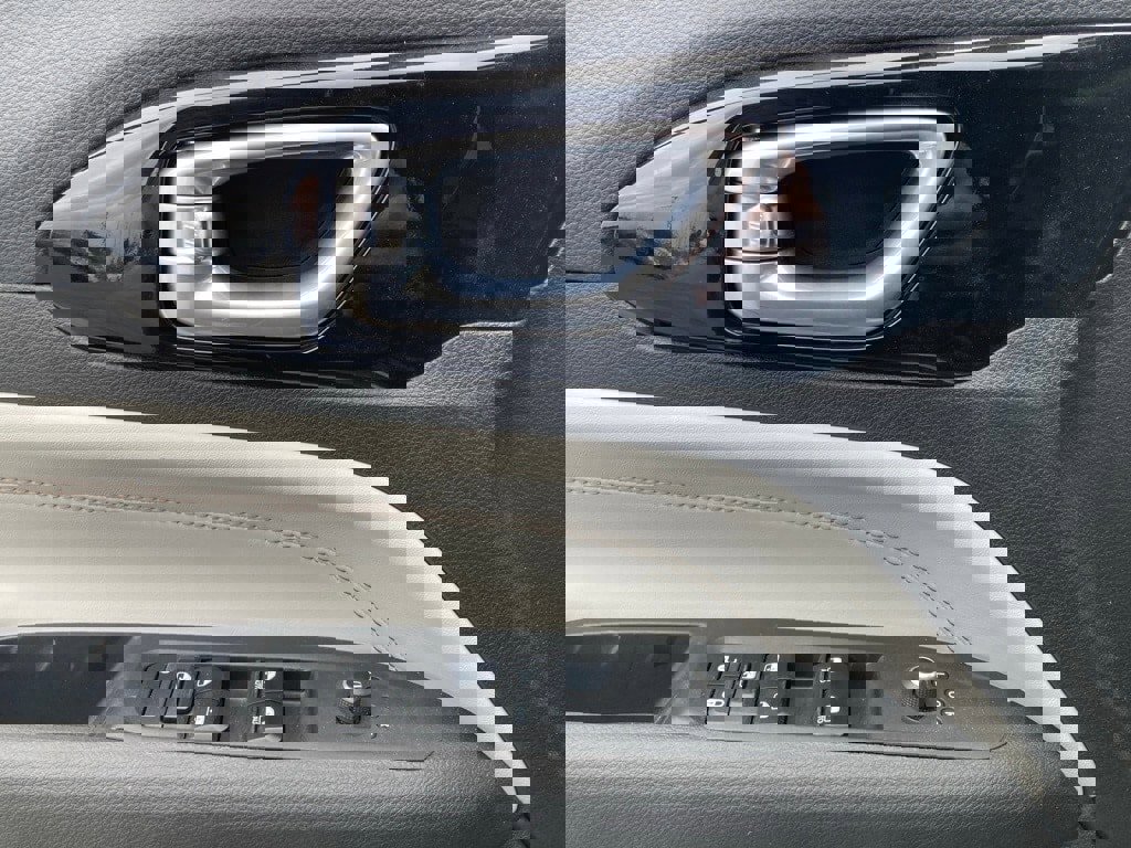 Used 2025 Jeep Compass Limited image 13