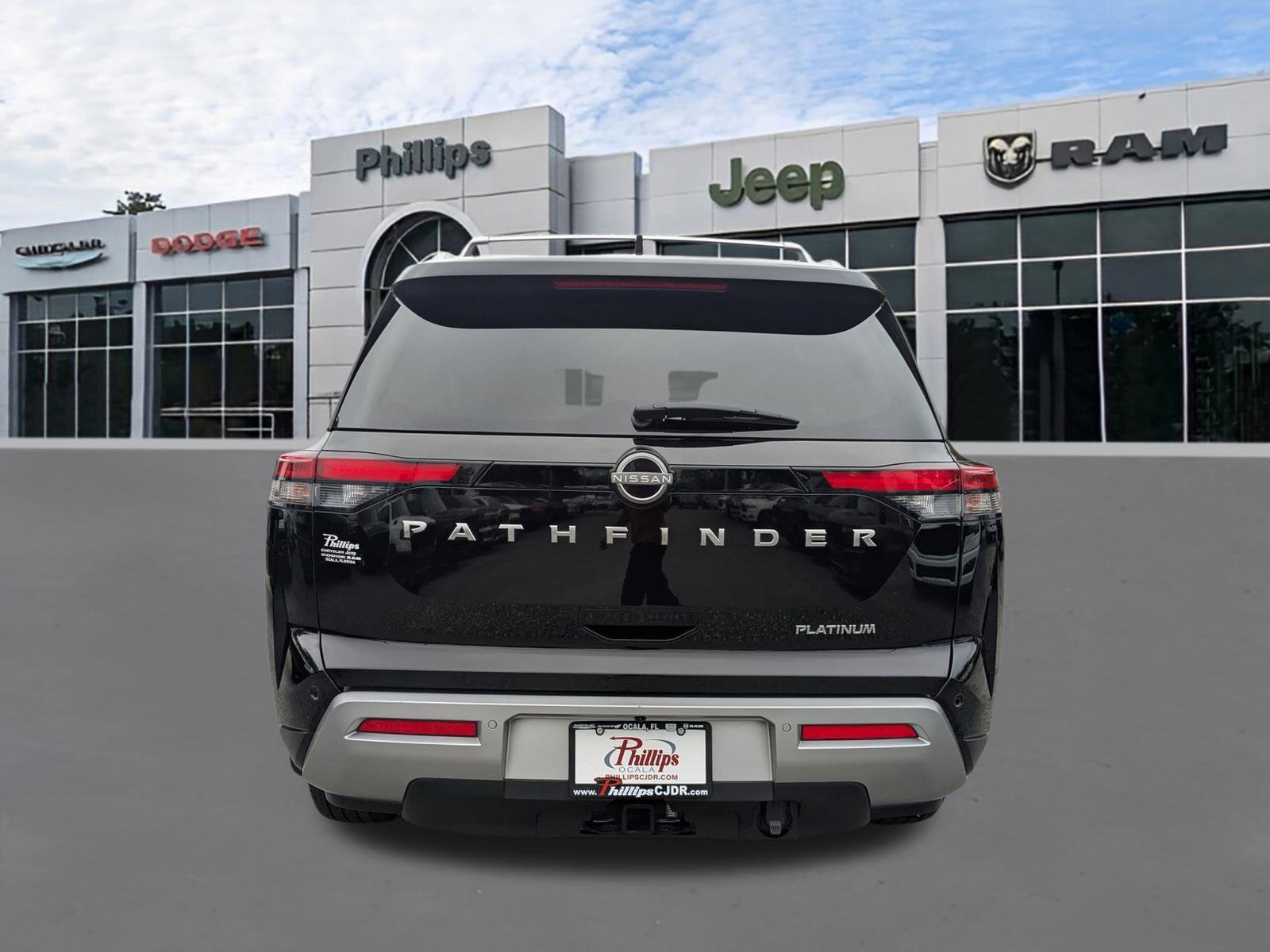 Used 2024 Nissan Pathfinder Platinum image 4