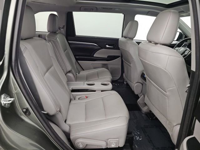 Used 2017 Toyota Highlander Limited Platinum image 39