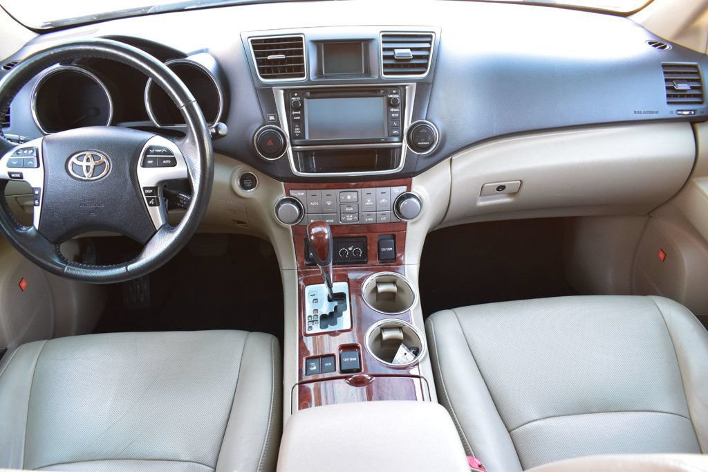 Used 2013 Toyota Highlander Limited AWD/4WD image 29