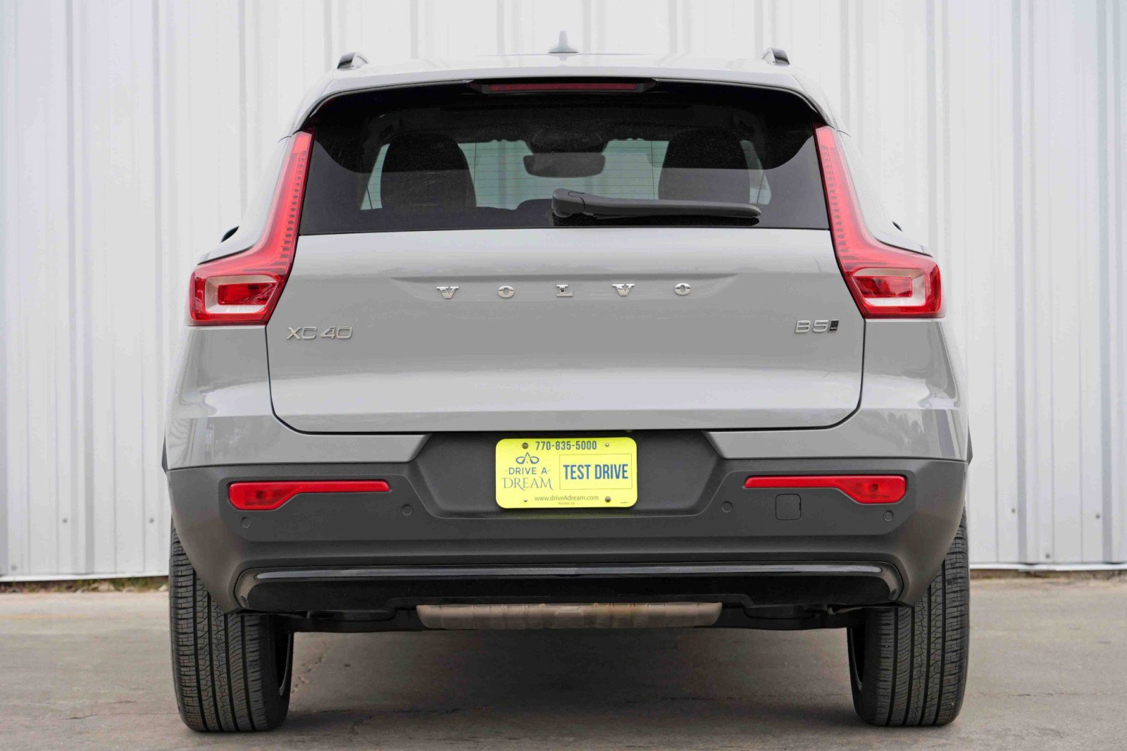 Used 2024 Volvo XC40 B5 Ultimate w/ Protection Package Premier image 11