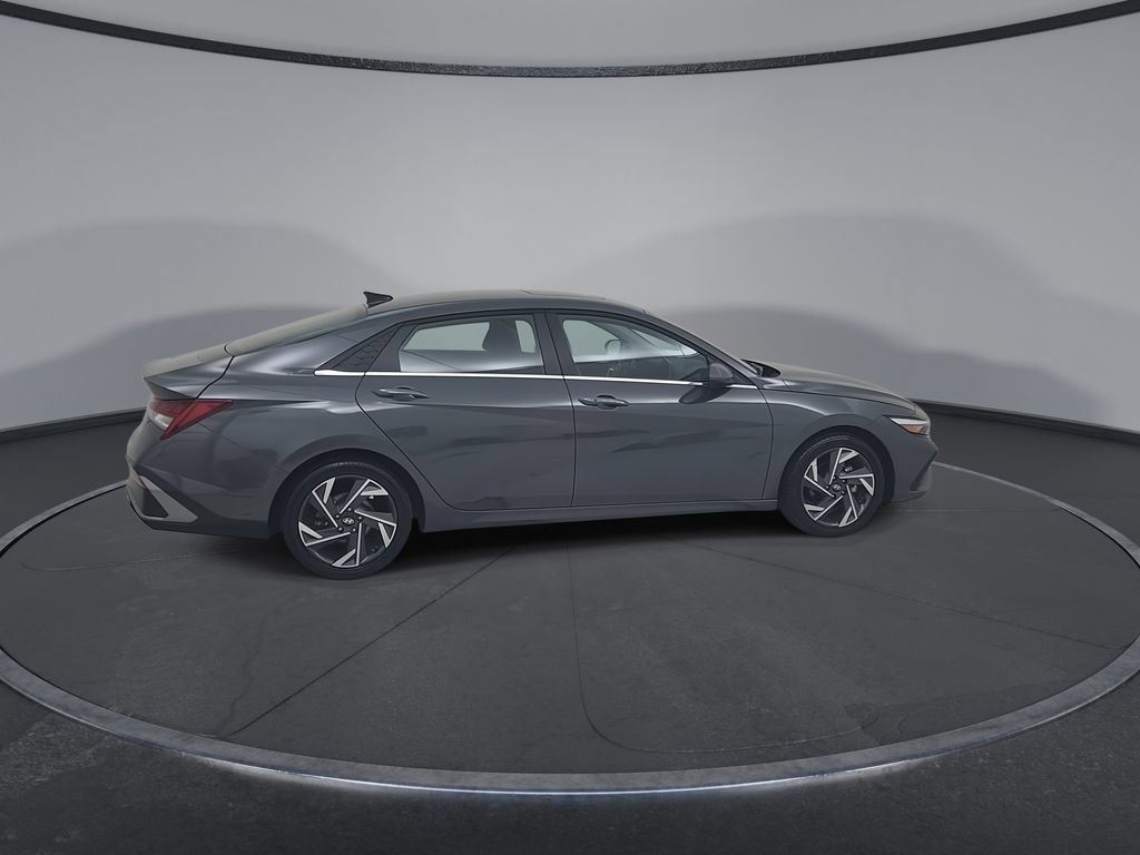 Used 2025 Hyundai Elantra SEL FWD image 17