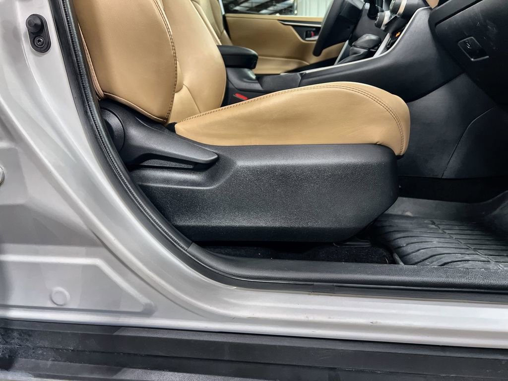Used 2024 Toyota RAV4 XLE Premium image 31