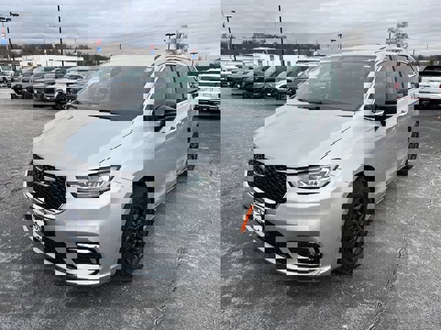 Used 2024 Chrysler Pacifica Touring-L image 1