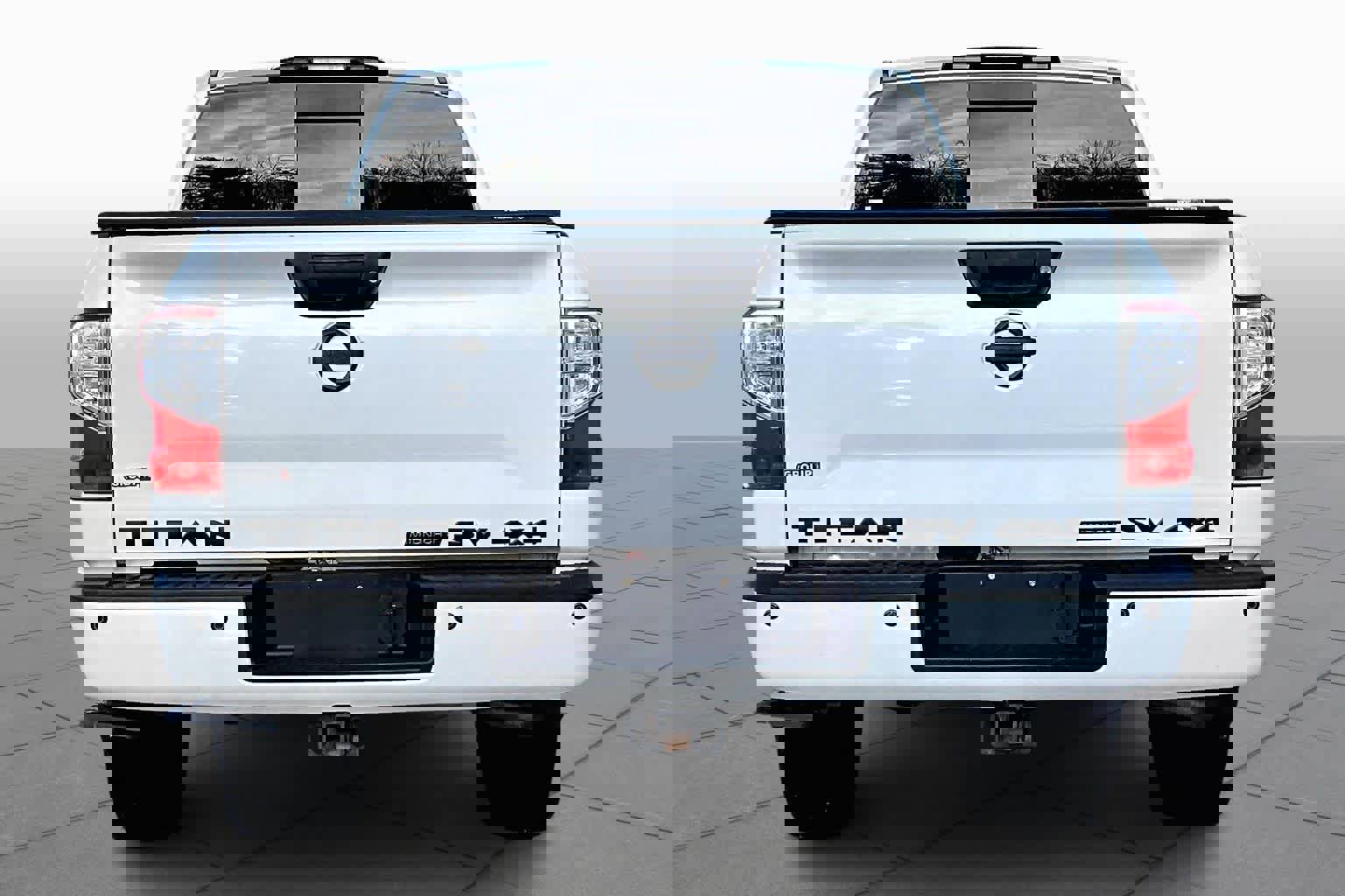 Used 2019 Nissan Titan SV w/ SV Convenience Package image 4