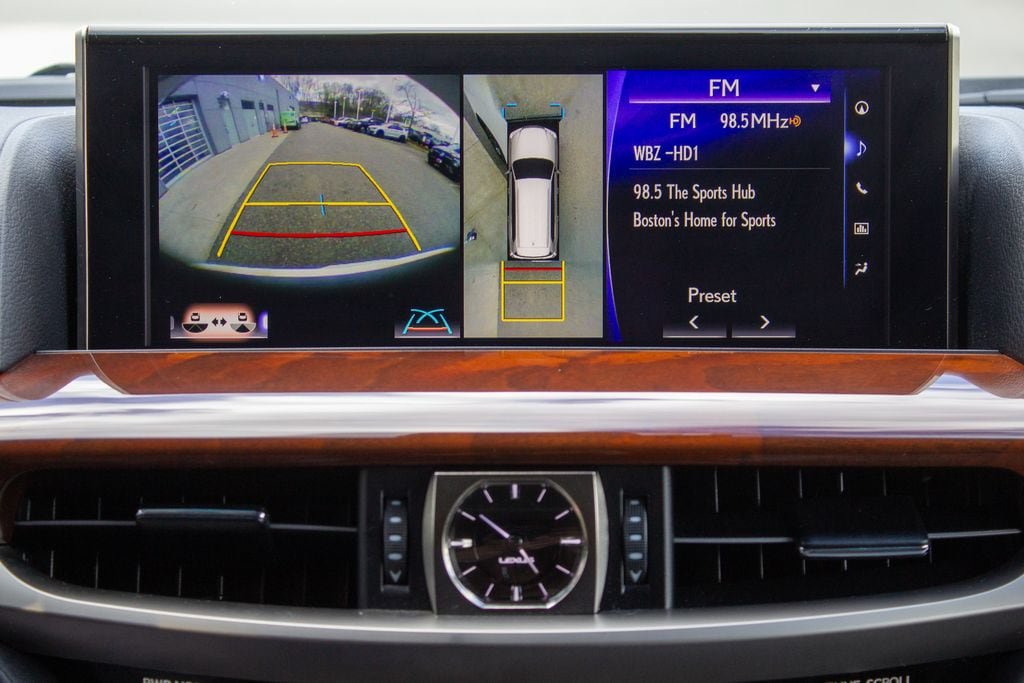 Used 2021 Lexus LX 570 4WD w/ Luxury Package image 18