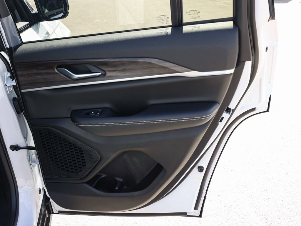 Used 2026 Jeep Grand Cherokee Altitude image 19